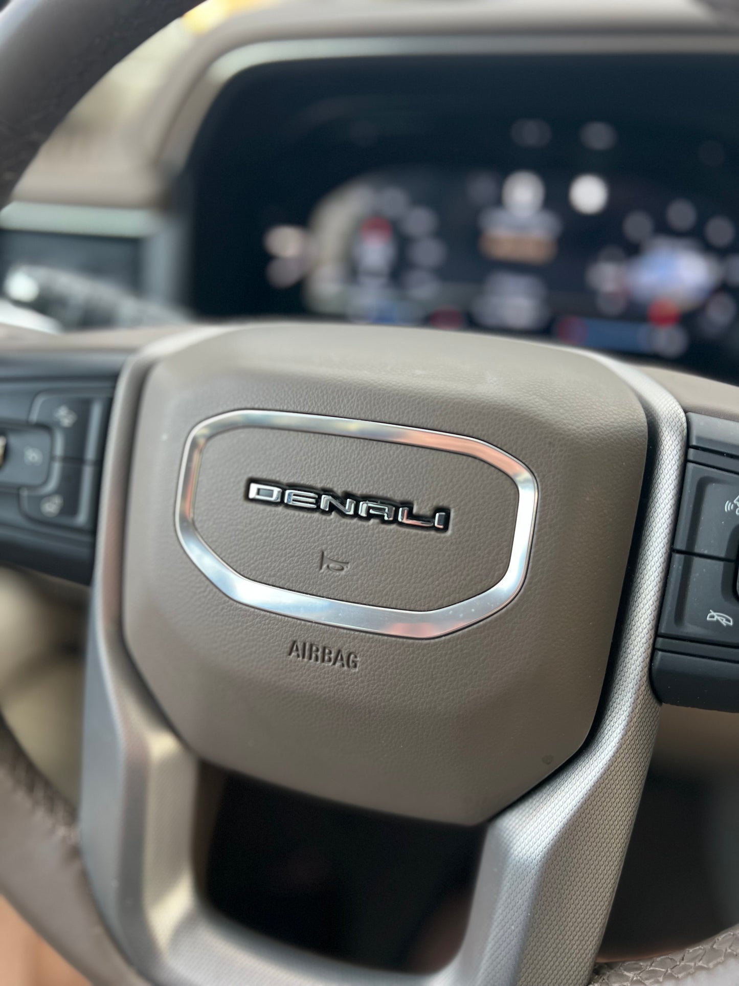 2024 GMC Yukon Denali - 6.L V8 Luxury SUV